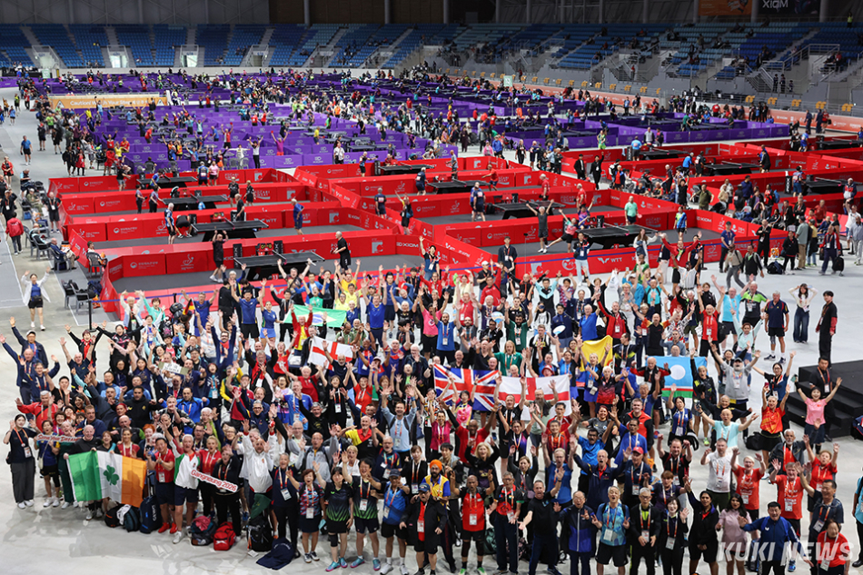 지난 5일부터 강릉 오발(스피트스케이팅경기장)에서 열리고 있는 세계 탁구인들의 축제 ‘XIOM 2026 강릉세계마스터즈탁구선수권대회’가 9일까지 예선 일정을 모두 마치고 10일부터 본격적인 메달과 순위를 가리는 경쟁에 들어간다. 각국 선수들이 경쟁 속에서도 교류를 이어가고 있다. 조직위 제공