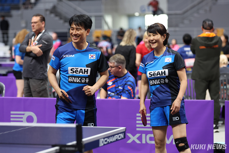 지난 5일부터 강릉 오발(스피트스케이팅경기장)에서 열리고 있는 세계 탁구인들의 축제 ‘XIOM 2026 강릉세계마스터즈탁구선수권대회’가 9일까지 예선 일정을 모두 마치고 10일부터 본격적인 메달과 순위를 가리는 경쟁에 들어간다. 한국 국가대표팀(신민호-송민경 혼복조) 선수들도 무난하게 본선에 진출했다. 조직위 제공