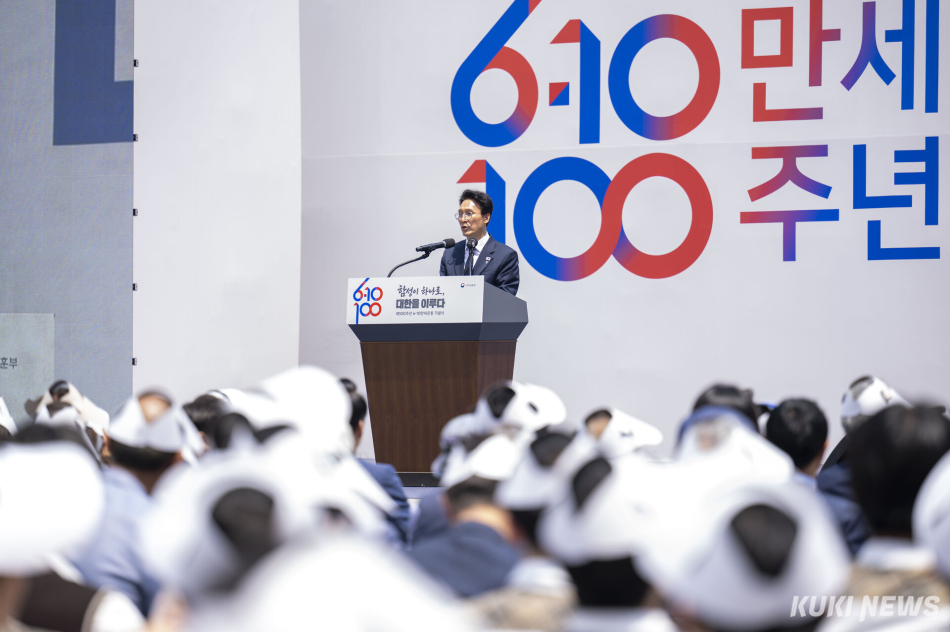 10일 서울 종로구 광화문광장에서 열린 제100주년 6·10만세운동 기념식에서 김민석 국무총리가 기념사를 하고 있다.