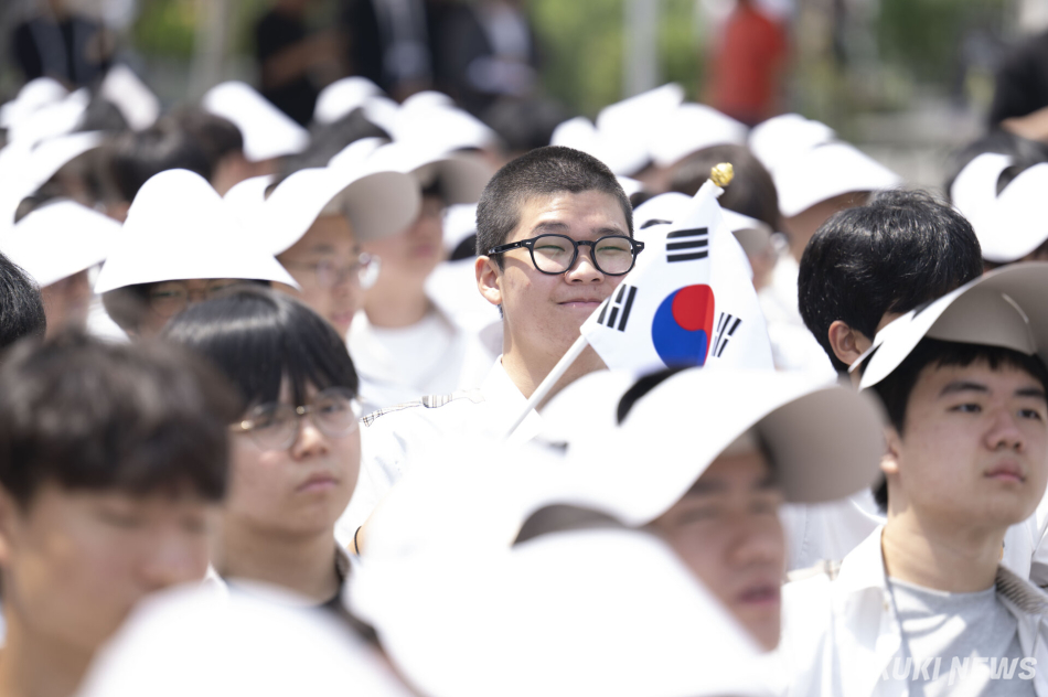 10일 서울 종로구 광화문광장에서 열린 제100주년 6·10만세운동 기념식에 고등학생들이 참석해 있다.