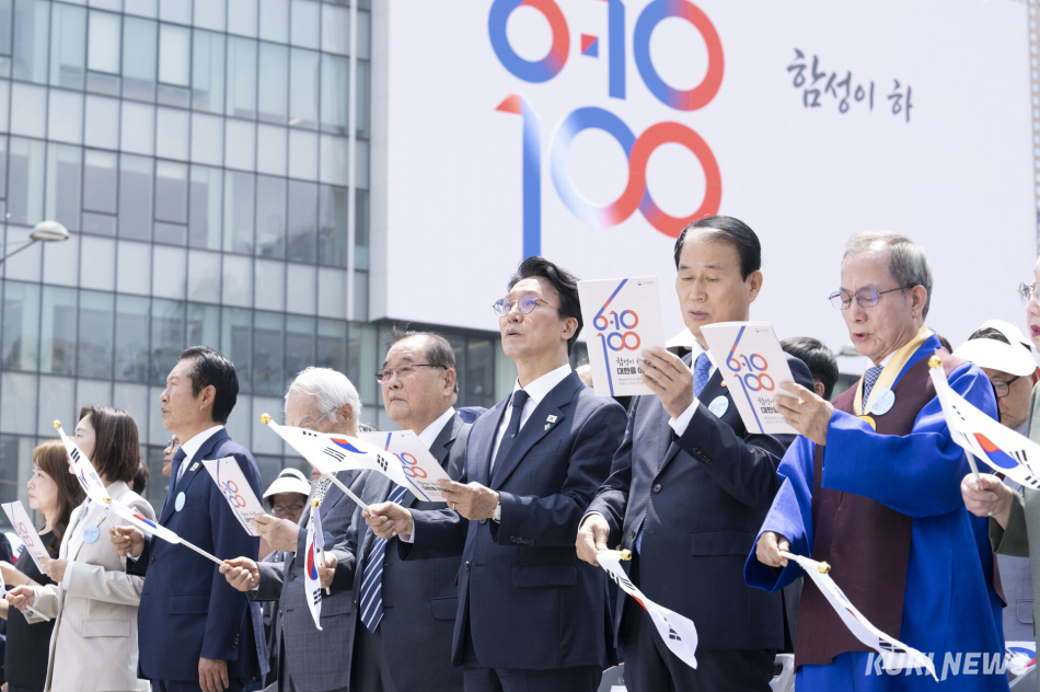 10일 서울 종로구 광화문광장에서 열린 제100주년 6·10만세운동 기념식에서 김민석(오른쪽 세 번째) 국무총리, 정청래(왼쪽 세 번째) 더불어민주당 대표 등 참석자들이 6·10만세의 노래를 제창하고 있다.