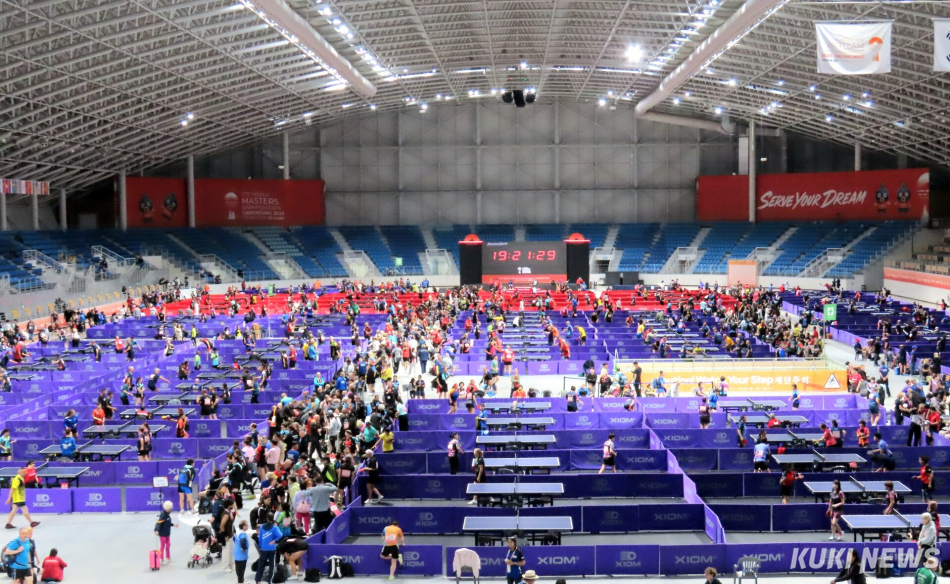 지난 5일부터 강릉 오발(스피트스케이팅경기장)에서 열리고 있는 세계 탁구인들의 축제 ‘XIOM 2026 강릉세계마스터즈탁구선수권대회’가 9일까지 예선 일정을 모두 마치고 10일부터 본격적인 메달과 순위를 가리는 경쟁에 들어간다. 강릉 오발 경기장 전경. 전인수 기자