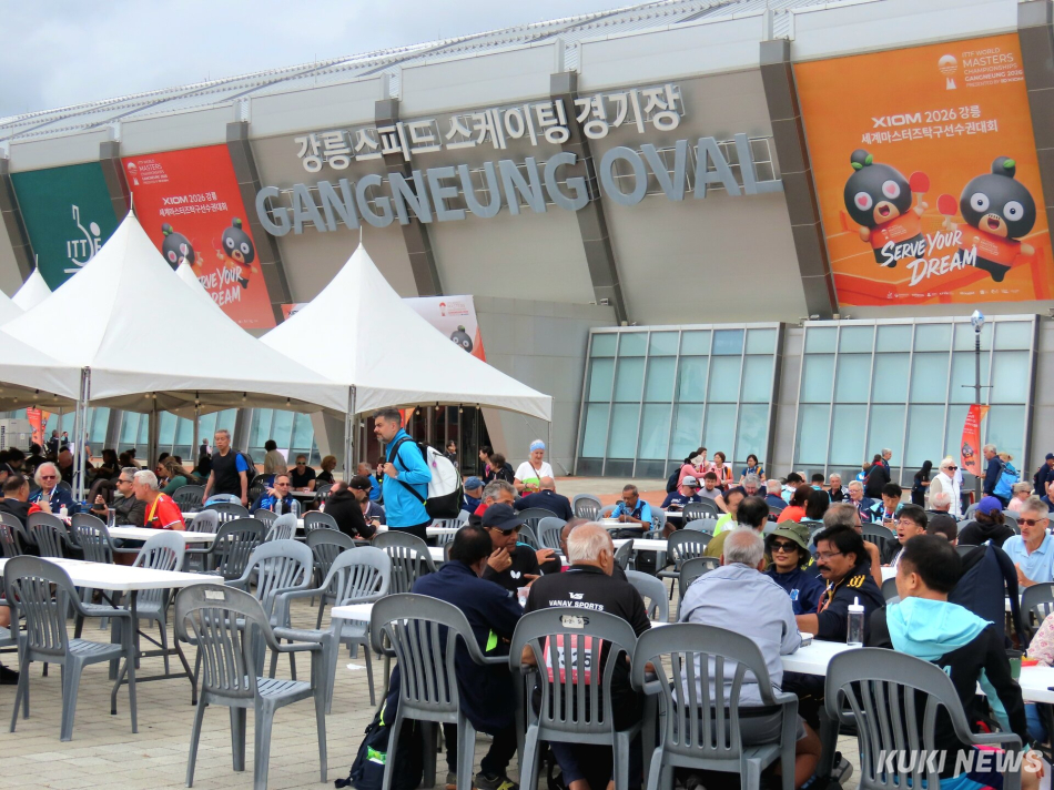 지난 5일부터 강릉 오발(스피트스케이팅경기장)에서 열리고 있는 세계 탁구인들의 축제 ‘XIOM 2026 강릉세계마스터즈탁구선수권대회’가 9일까지 예선 일정을 모두 마치고 10일부터 본격적인 메달과 순위를 가리는 경쟁에 들어간다. 각국 선수들이 경쟁 속에서도 교류를 이어가고 있다. 전인수 기자