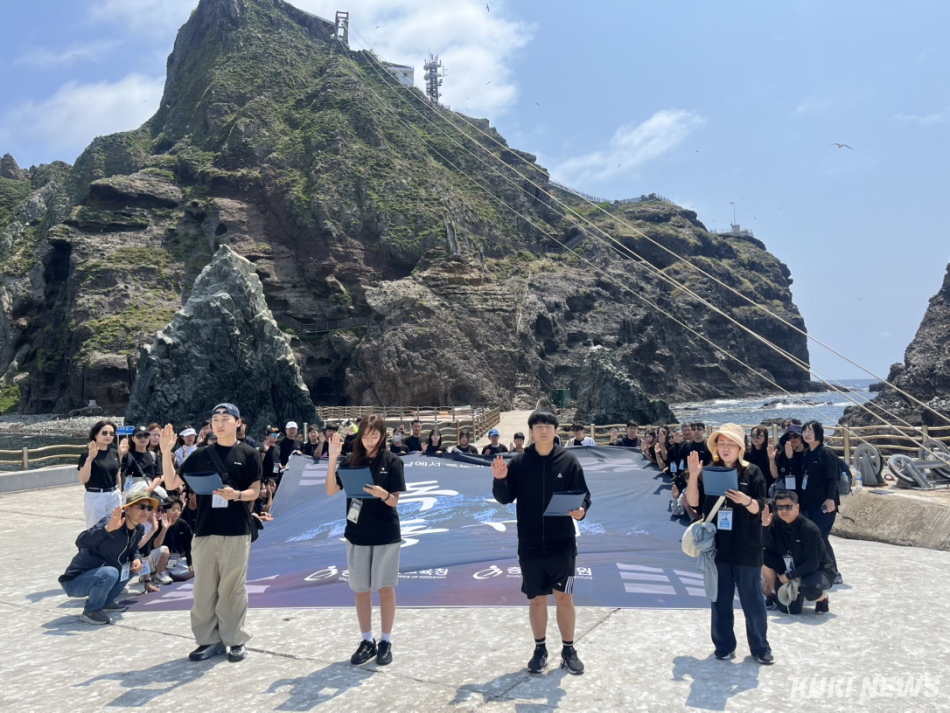 충남교육청은 지난 9일부터 12일까지 ‘교원 울릉도·독도 역사 탐방’을 추진하고 있다. 사진은 교원들의 ‘독도동맹‘ 결의 모습