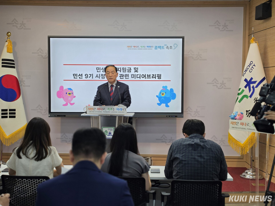 이병선 속초시장이 10일 시청 브리핑룸에서 민생회복지원금 및 민선 9기 시정방향 관련 미디어브리핑을 열고 지원금 추진 방안에 대해 설명하고 있다. 조병수 기자.