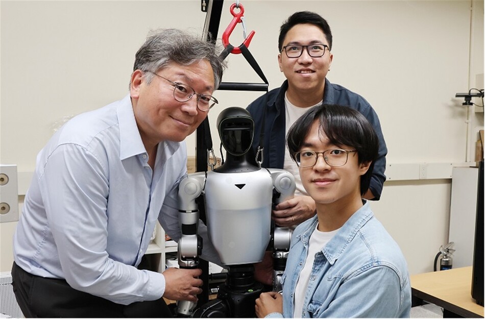 (왼쪽부터)유창동 교수, 루 민 퉁 박사과정(제1저자), 김환희 석사과정(제2저자). KAIST