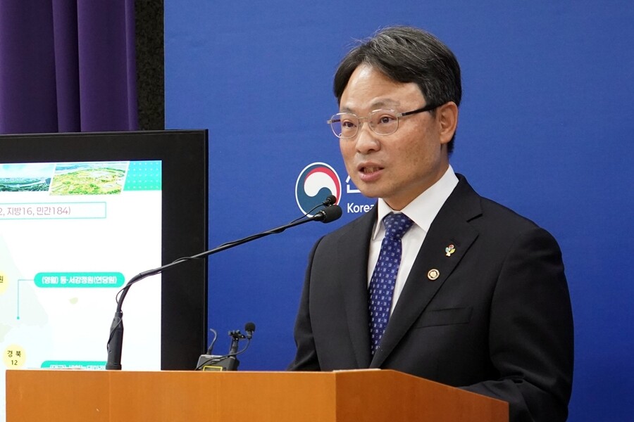 10일 정부대전청사 기자실에서 ‘제3차 정원진흥기본계획(2026~2030)’을 발표하는 박은식 산림청장. 산림청