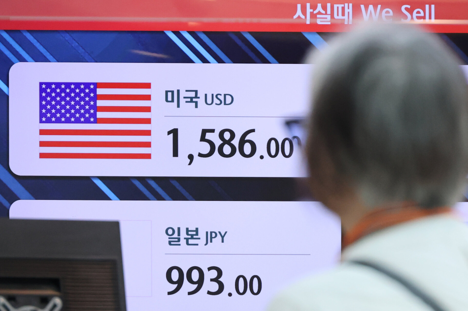 9일 인천국제공항 내 은행 환전소에 실시간 원/달러 환율이 표시되고 있다. 연합뉴스