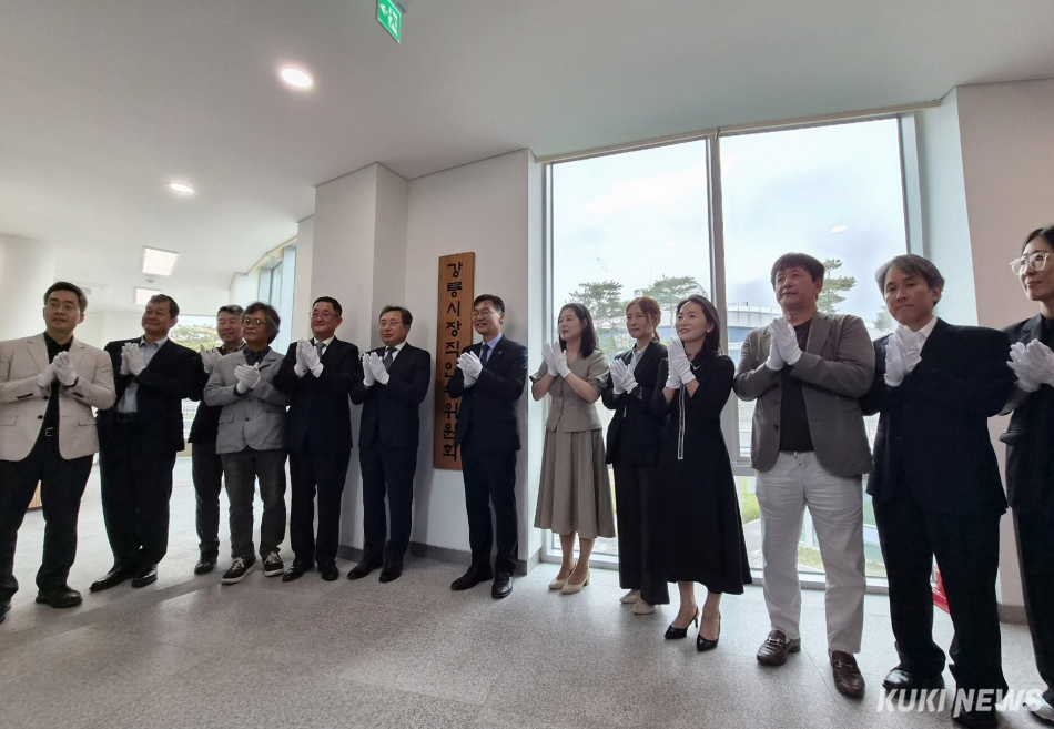 민선9기 강릉시장직 인수위원회(위원장 전방욱)가 10일 인수위 사무실에서 인수위원회 회의를 열고, 민선9기 강릉시정의 성공적인 출범을 위한 공약 구체화와 인수위 운영체계 정비 방안을 논의했다. 8일 인수위원회 출범 현판식 모습. 인수위 제공