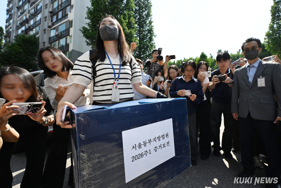 서울동부지방법원 관계자들이 10일 오후 6·3 지방선거 투표용지 부족 사태가 발생한 잠실7동 제2투표소였던 서울 송파구 우성아파트 노인정의 현장 검증을 위해 현장에 진입하고 있다.