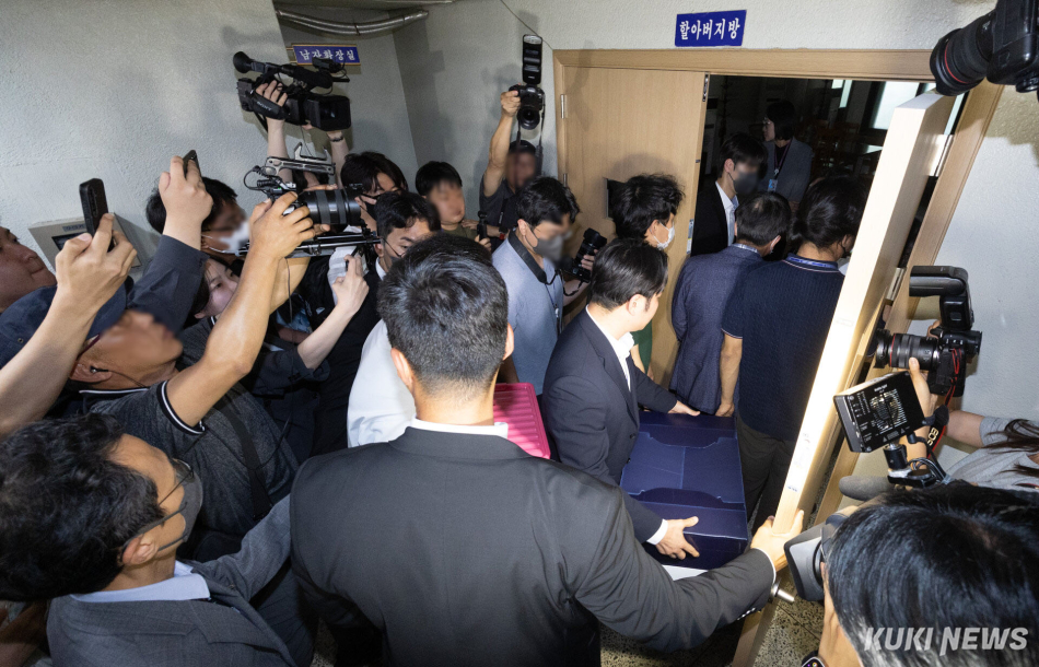 서울동부지법 민사51단독 김지연 부장판사를 비롯한 수사관들이 10일 오후 지난 6.3 지방선거 당시 투표용지 부족 사태가 발생했던 서울 송파구 잠실7동 제2투표소를 찾아 증거보전 절차를 진행하기 위해 들어서고 있다.