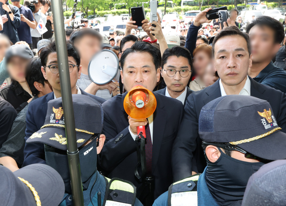 장동혁 국민의힘 대표가 지난 5일 잠실7동 투표함 개표가 진행되고 있는 서울 송파구 올림픽공원 핸드볼경기장에서 확성기들고 발언하고 있다. 연합뉴스