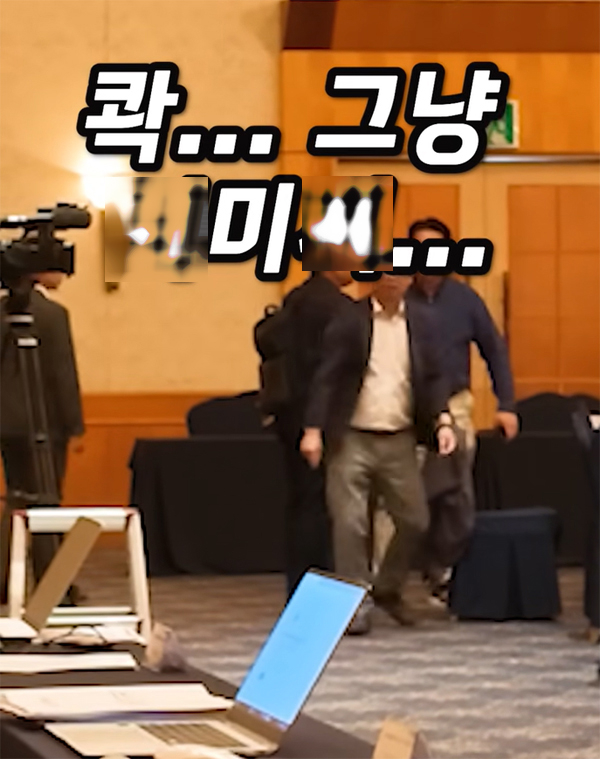 9일 오전 9시 20분쯤 ‘전남광주통합특별시의회 당선의원 사전간담회’가 열리기로 한 영암의 ‘호텔 현대’ 행사장에서 박모 당선인과 취재를 위해 참석한 한 언론인과의 충돌 상황이 유튜브 영상을 통해 일부 공개됐다. 오른쪽 맨 뒤가 박모 당선인. /유튜브 영상 캡처