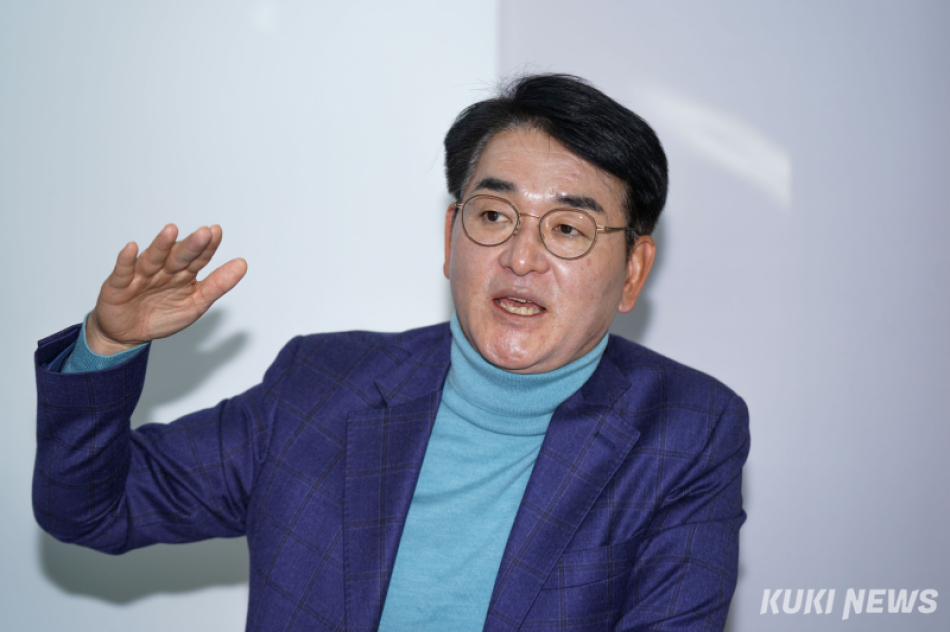 박용진 전 더불어민주당 의원이 지난 1월 15일 서울 마포구 사무실에서 쿠키뉴스와 인터뷰하고 있다. 쿠키뉴스 자료사진