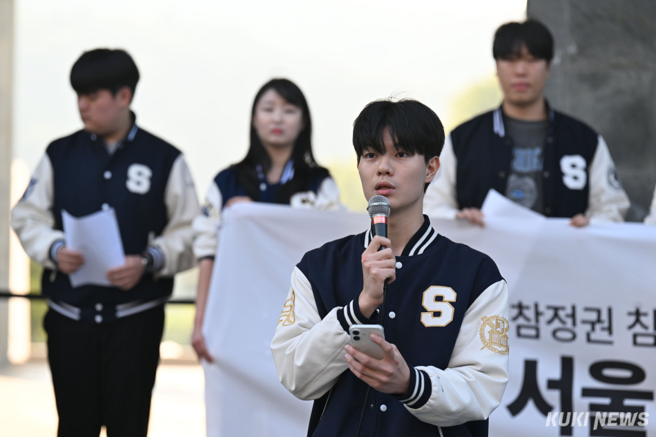 서울대학교 학생이 10일 서울대 내 아크로폴리스 광장에서 6·3 지방선거 투표용지 부족 사태를 규탄하고 있다.