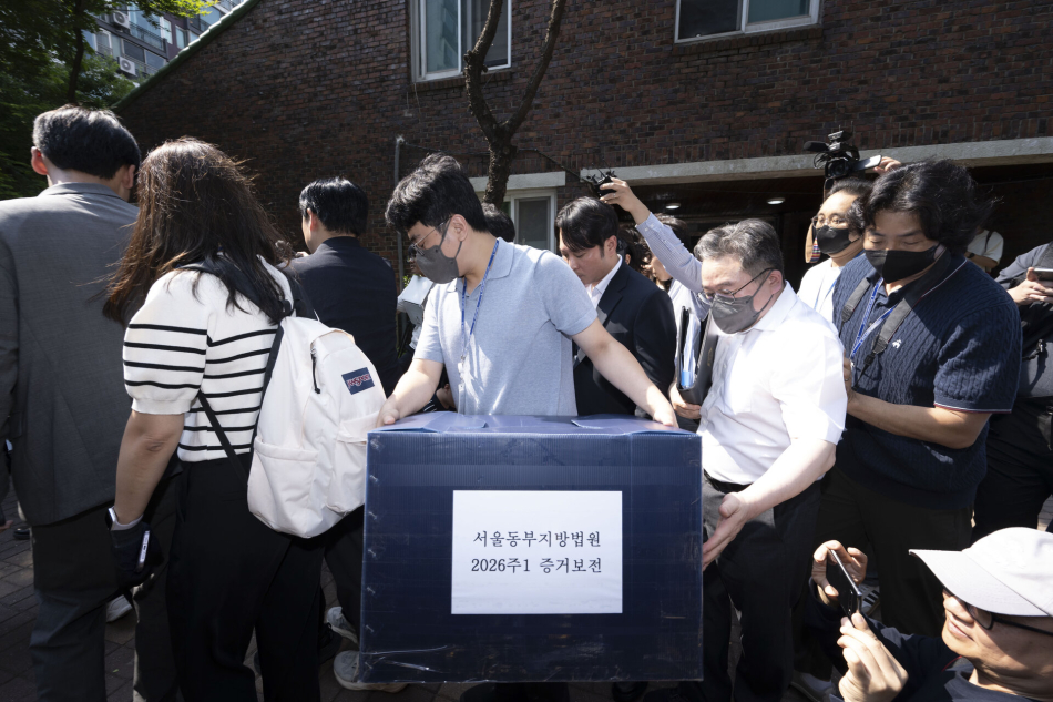 서울동부지방법원 관계자들이 10일 6·3 지방선거 당시 서울 송파구 잠실7동 제2투표소였던 아파트 노인정에서 현장 검증을 마친 뒤 떠나고 있다. 연합뉴스