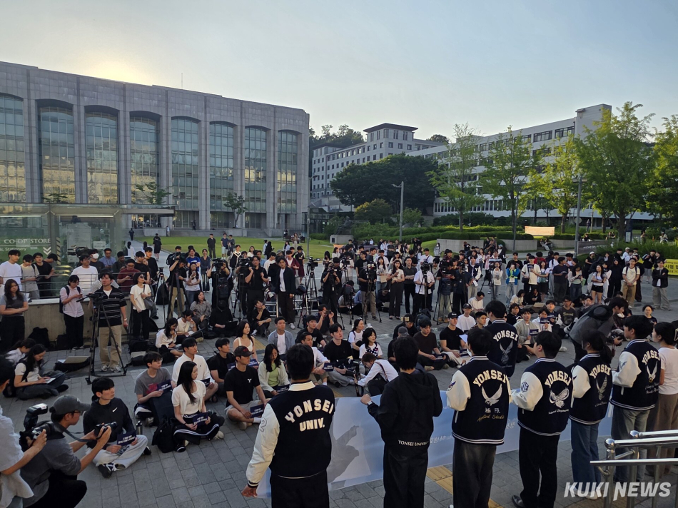 10일 오후 6시 연세대학교 총학생회가 지방선거 투표용지 부족 사태를 규탄하는 시국선언을 하고 있다. 김미경 기자