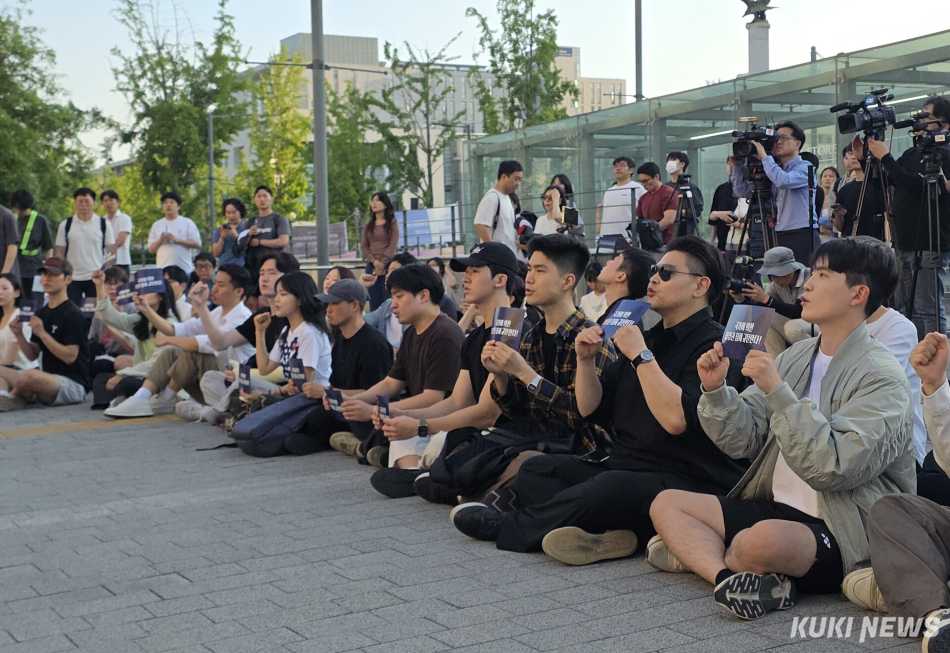 10일 오후 6시 연세대학교 총학생회 시국선언에서 학생들이 피켓을 들고 구호를 외치고 있다. 김미경 기자