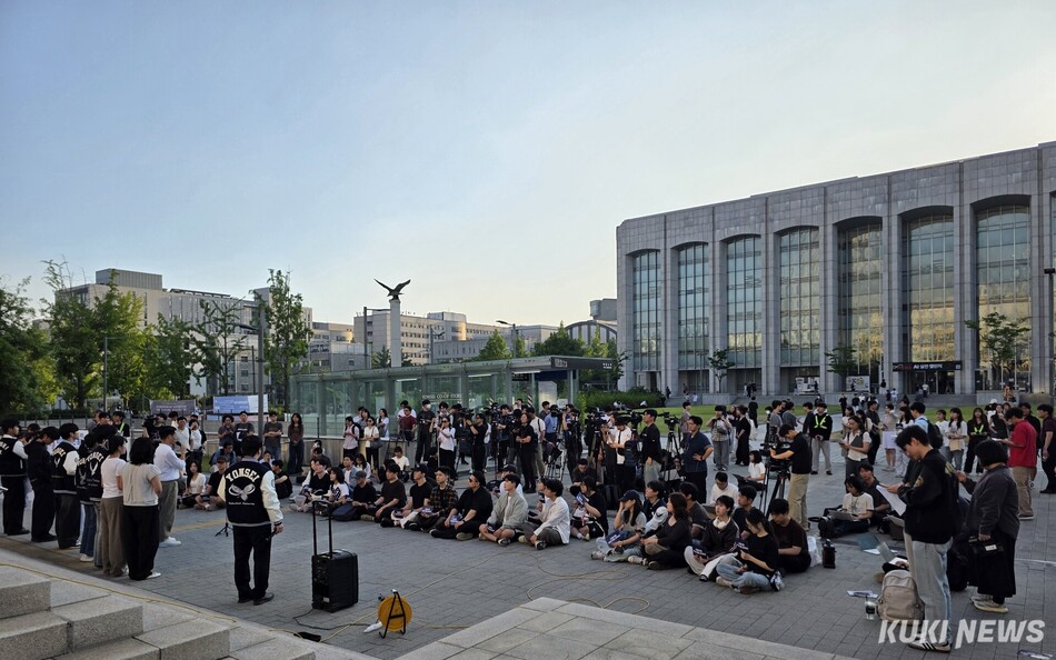 10일 오후 6시 연세대학교 총학생회가 지방선거 투표용지 부족 사태를 규탄하는 시국선언을 하고 있다. 김미경 기자