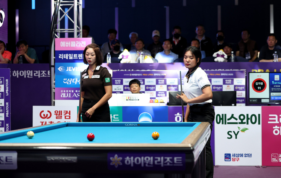 ‘캄보디아 특급’ 스롱 피아비(오른쪽)가 ‘당구 여제’ 김가영을 꺾고 LPBA 통산 10승 고지에 올랐다. PBA 제공