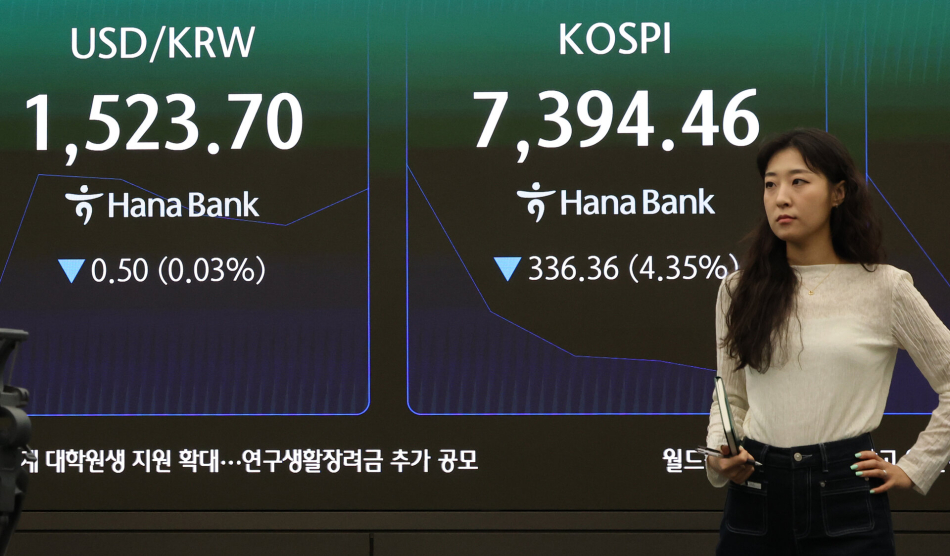 11일 오전 서울 중구 하나은행 본점 딜링룸에서 직원들이 업무를 보고 있다. 연합뉴스