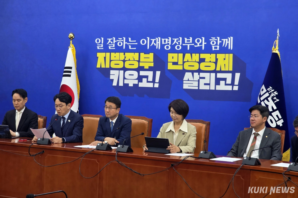 한병도 더불어민주당 원내대표 등 지도부가 11일 국회에서 정책조정회의를 열고 국민의힘을 향해 국정조사 협조를 당부하고 있다. 김미경 기자