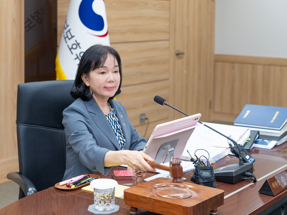 송경희 개인정보보호위원회 위원장이 6월 10일 오전 서울 종로구 정부서울청사에서 개최된 2026년 제11회 개인정보보호위원회 전체회의에서 의사봉을 두드리고 있다. 개인정보보호위원회