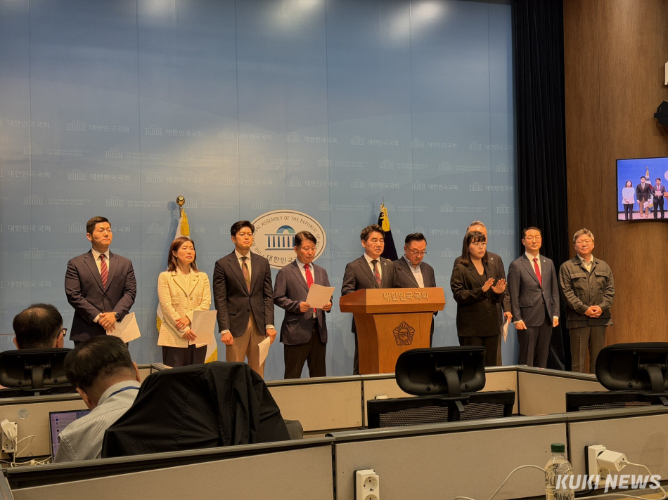 국민의힘 소장파 모임 대안과 미래가 11일 국회 소통관에서 기자회견을 진행하고 있다. 전재훈 기자