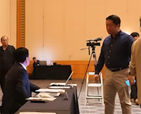 9일 오전 9시 20분쯤 ‘전남광주통합특별시의회 당선의원 사전간담회’가 열리기로 한 영암의 ‘호텔 현대’ 행사장에서 박모 당선인과 취재를 위해 참석한 한 언론인과의 충돌 상황이 유튜브 영상을 통해 일부 공개됐다. 오른쪽이 박만 당선자. /유튜브 영상 캡처