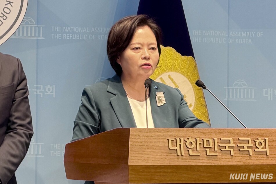 정춘생 조국혁신당 의원이 11일 서울 여의도 국회에서 열린 기자회견에서 발언하고 있다. 유병민 기자