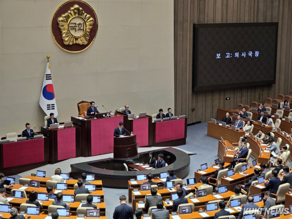 김승묵 국회 의사국장이 11일 국회 본회의에서 더불어민주당과 국민의힘 두 교섭단체가 국정조사 요구서를 국회에 각각 제출했다고 보고하고 있다. 김건주 기자