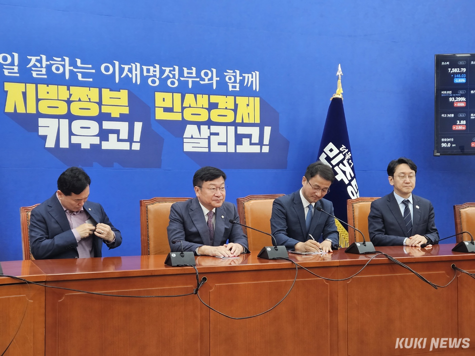 정점식 국민의힘 신임 원내대표가 11일 서울 여의도 국회에서 한병도 더불어민주당 원내대표를 예방하고 있다. 이은서 기자