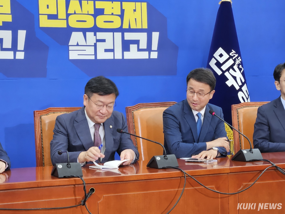 정점식 국민의힘 신임 원내대표가 11일 서울 여의도 국회에서 한병도 더불어민주당 원내대표를 예방하고 있다. 이은서 기자