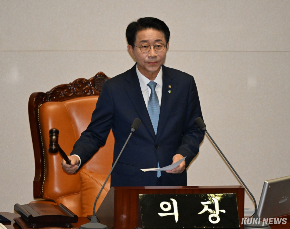 조정식 국회의장이 11일 서울 여의도 국회에서 열린 제436회국회(임시회) 제2차 본회의에서 의사봉을 두드리고 있다. 임은재 기자