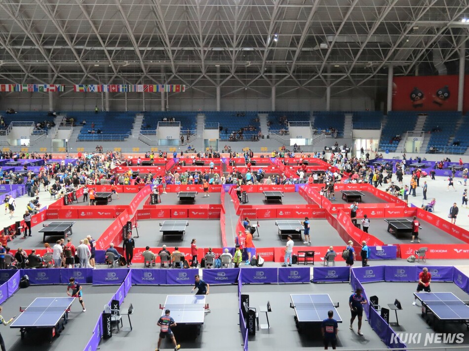 강릉 아레나와 오발 등 강릉올림픽파크 일원에서 지난 5일부터 열리고 있는 세계 탁구인들의 축제 ‘XIOM 2026 강릉세계마스터즈탁구선수권대회’ 12일 결승과 시상식을 앞두고 11일 현재 본선과 콘솔 경기가 한창 진행되고 있다. 강릉오발 경기장 모습. 전인수 기자