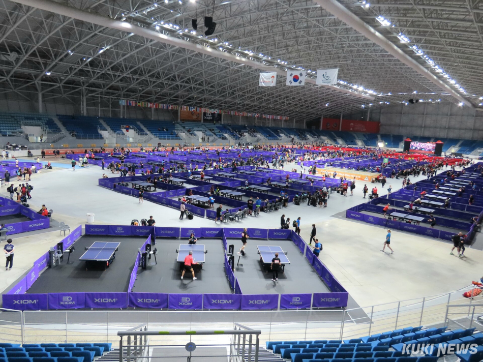 강릉 아레나와 오발 등 강릉올림픽파크 일원에서 지난 5일부터 열리고 있는 세계 탁구인들의 축제 ‘XIOM 2026 강릉세계마스터즈탁구선수권대회’ 12일 결승과 시상식을 앞두고 11일 현재 본선과 콘솔 경기가 한창 진행되고 있다. 강릉오발 경기장 모습. 전인수 기자