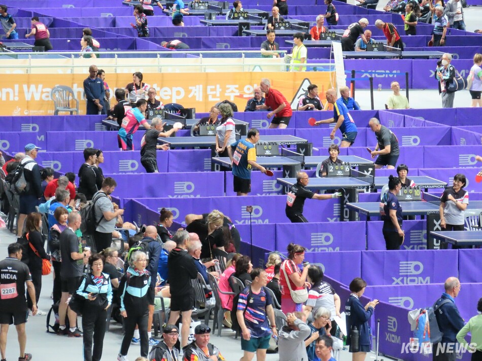 강릉 아레나와 오발 등 강릉올림픽파크 일원에서 지난 5일부터 열리고 있는 세계 탁구인들의 축제 ‘XIOM 2026 강릉세계마스터즈탁구선수권대회’ 12일 결승과 시상식을 앞두고 11일 현재 본선과 콘솔 경기가 한창 진행되고 있다. 경기하는 테이블을 둘러싸고 관람하면서 선수들을 응원하는 모습. 전인수 기자