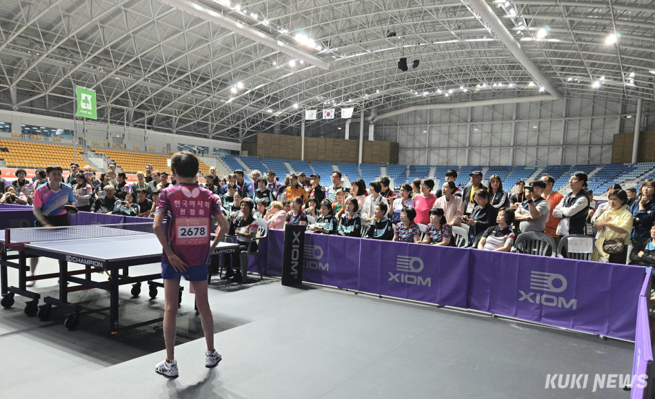 강릉 아레나와 오발 등 강릉올림픽파크 일원에서 지난 5일부터 열리고 있는 세계 탁구인들의 축제 ‘XIOM 2026 강릉세계마스터즈탁구선수권대회’ 12일 결승과 시상식을 앞두고 11일 현재 본선과 콘솔 경기가 한창 진행되고 있다. 대회 1호 선수로 참가한 현정화 조직위 집행위원장과 중국 선수와의 본선 토너먼트 경기에 대회 관계자들과 관중들의 이목이 집중돼 있다. 전인수 기자