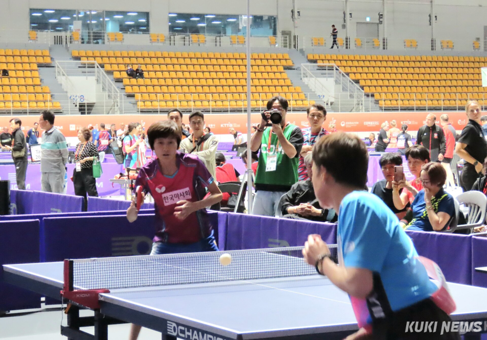강릉 아레나와 오발 등 강릉올림픽파크 일원에서 지난 5일부터 열리고 있는 세계 탁구인들의 축제 ‘XIOM 2026 강릉세계마스터즈탁구선수권대회’ 12일 결승과 시상식을 앞두고 11일 현재 본선과 콘솔 경기가 한창 진행되고 있다. 대회 1호 선수로 참가한 현정화 조직위 집행위원장이 10일 본선 토너먼트에서 중국 선수와 대결을 벌이고 있다. 전인수 기자
