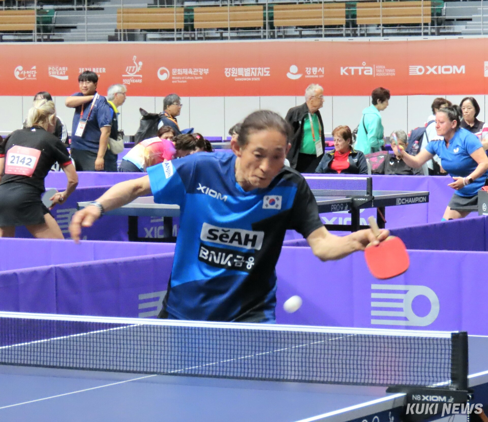 강릉 아레나와 오발 등 강릉올림픽파크 일원에서 지난 5일부터 열리고 있는 세계 탁구인들의 축제 ‘XIOM 2026 강릉세계마스터즈탁구선수권대회’ 12일 결승과 시상식을 앞두고 11일 현재 본선과 콘솔 경기가 한창 진행되고 있다. 10일 본선 토너먼트에서 한국 이재철(70세부) 선수가 경기를 치르고 있다. 전인수 기자