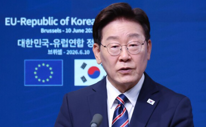 이재명 대통령이 10일(현지시간) 벨기에 브뤼셀 EU이사회 본부에서 열린 안토니우 코스타 EU 정상회의 상임의장, 우르즐라 폰데어라이엔 EU 집행위원장과의 공동언론발표에서 발언하고 있다. 연합뉴스