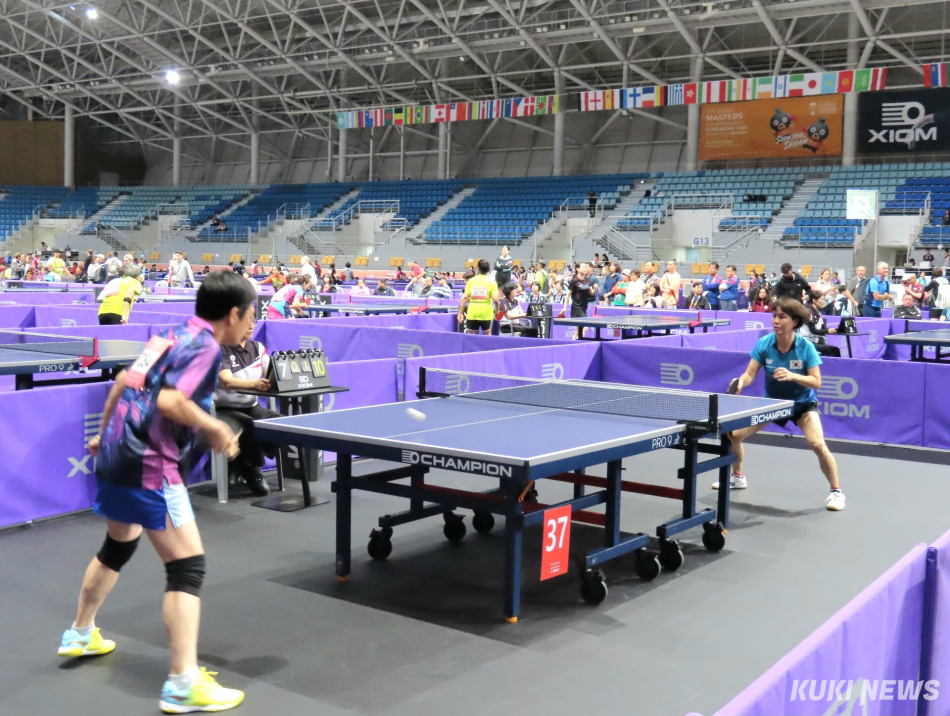 강릉 아레나와 오발 등 강릉올림픽파크 일원에서 지난 5일부터 열리고 있는 세계 탁구인들의 축제 ‘XIOM 2026 강릉세계마스터즈탁구선수권대회’ 12일 결승과 시상식을 앞두고 11일 현재 본선과 콘솔 경기가 한창 진행되고 있다. 10일 본선 토너먼트에서 한국 방정화(55세부) 선수가 경기를 치르고 있다. 전인수 기자