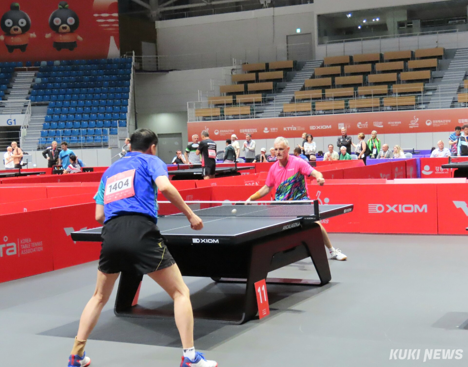 강릉 아레나와 오발 등 강릉올림픽파크 일원에서 지난 5일부터 열리고 있는 세계 탁구인들의 축제 ‘XIOM 2026 강릉세계마스터즈탁구선수권대회’ 12일 결승과 시상식을 앞두고 11일 현재 본선과 콘솔 경기가 한창 진행되고 있다. 10일 본선 토너먼트에서 외국인 선수들이 경기를 치르고 있다. 전인수 기자