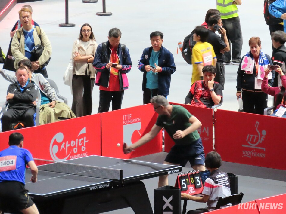 강릉 아레나와 오발 등 강릉올림픽파크 일원에서 지난 5일부터 열리고 있는 세계 탁구인들의 축제 ‘XIOM 2026 강릉세계마스터즈탁구선수권대회’ 12일 결승과 시상식을 앞두고 11일 현재 본선과 콘솔 경기가 한창 진행되고 있다. 10일 본선 토너먼트에서 외국인 선수들이 경기를 치르고 있다. 전인수 기자