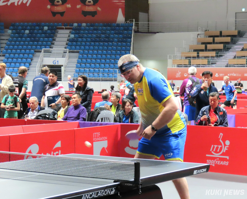 강릉 아레나와 오발 등 강릉올림픽파크 일원에서 지난 5일부터 열리고 있는 세계 탁구인들의 축제 ‘XIOM 2026 강릉세계마스터즈탁구선수권대회’ 12일 결승과 시상식을 앞두고 11일 현재 본선과 콘솔 경기가 한창 진행되고 있다. 10일 본선 토너먼트에서 외국인 선수들이 경기를 치르고 있다. 전인수 기자