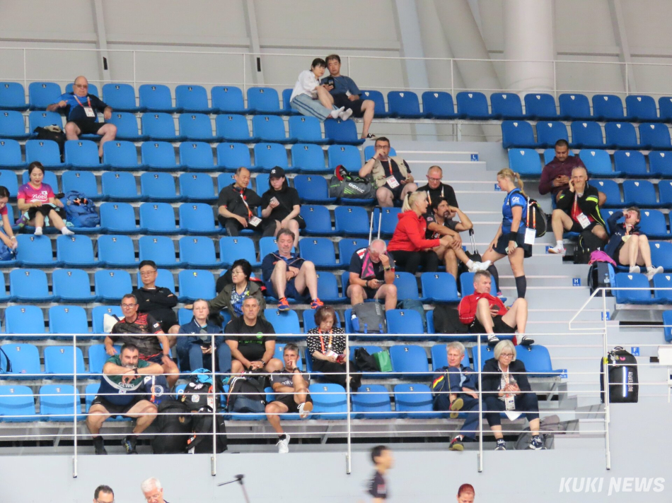 강릉 아레나와 오발 등 강릉올림픽파크 일원에서 지난 5일부터 열리고 있는 세계 탁구인들의 축제 ‘XIOM 2026 강릉세계마스터즈탁구선수권대회’ 12일 결승과 시상식을 앞두고 11일 현재 본선과 콘솔 경기가 한창 진행되고 있다. 10일 본선 토너먼트에서 강릉시민·선수·대회관계자 등이 관중석에서 경기를 관람하고 있다. 전인수 기자