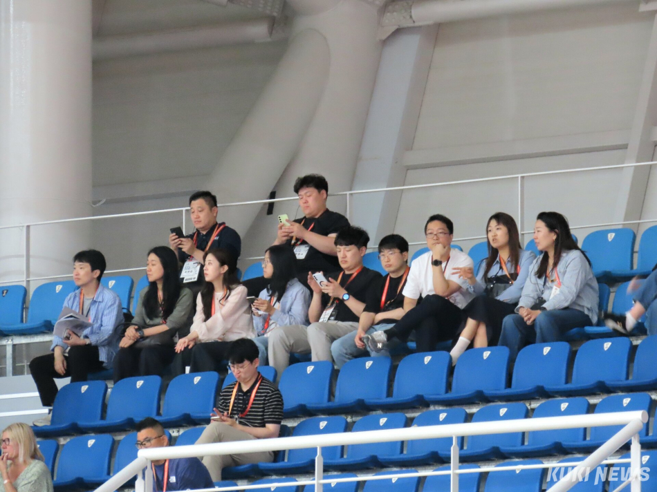 강릉 아레나와 오발 등 강릉올림픽파크 일원에서 지난 5일부터 열리고 있는 세계 탁구인들의 축제 ‘XIOM 2026 강릉세계마스터즈탁구선수권대회’ 12일 결승과 시상식을 앞두고 11일 현재 본선과 콘솔 경기가 한창 진행되고 있다. 10일 본선 토너먼트에서 강릉시민·선수·대회관계자 등이 관중석에서 경기를 관람하고 있다. 전인수 기자