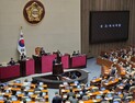 ‘투표용지 사태’ 국조요구서 본회의 보고…‘기후특위 구성안’ 통과 [쿡 정치포토]