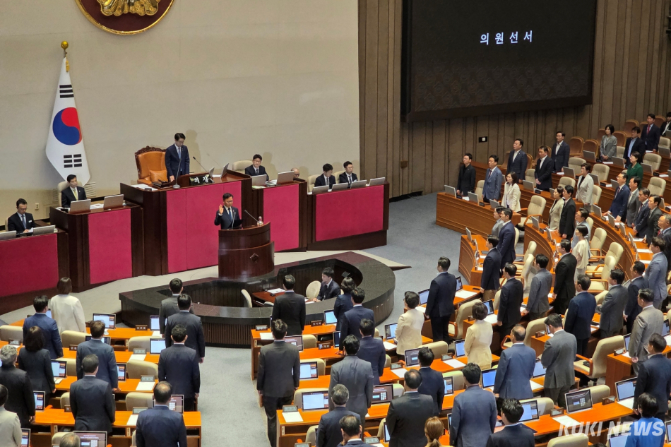 6·3 국회의원 재보궐선거에서 당선된 김성범 더불어민주당 의원이 11일 본회의에서 국회의원들이 지켜보는 가운데 선서를 하고 있다. 김건주 기자