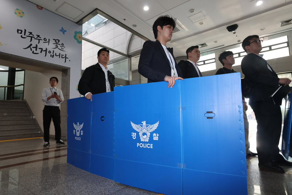 경찰 관계자들이 11일 경기도 과천시 중앙선거관리위원회에서 6·3 지방선거 투표지 부족 사태 관련 압수수색을 위해 이동하고 있다. 연합뉴스